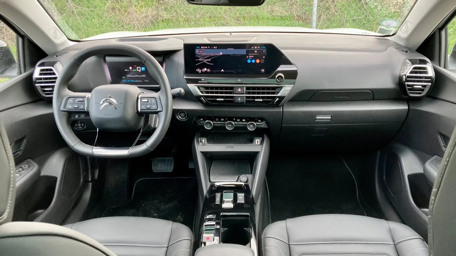5,5-Zoll-Digitalinstrumente und 10-Zoll-Touchscreen sind Serie, auch das Cockpit teilt sich der e-C4 X mit dem e-C4.