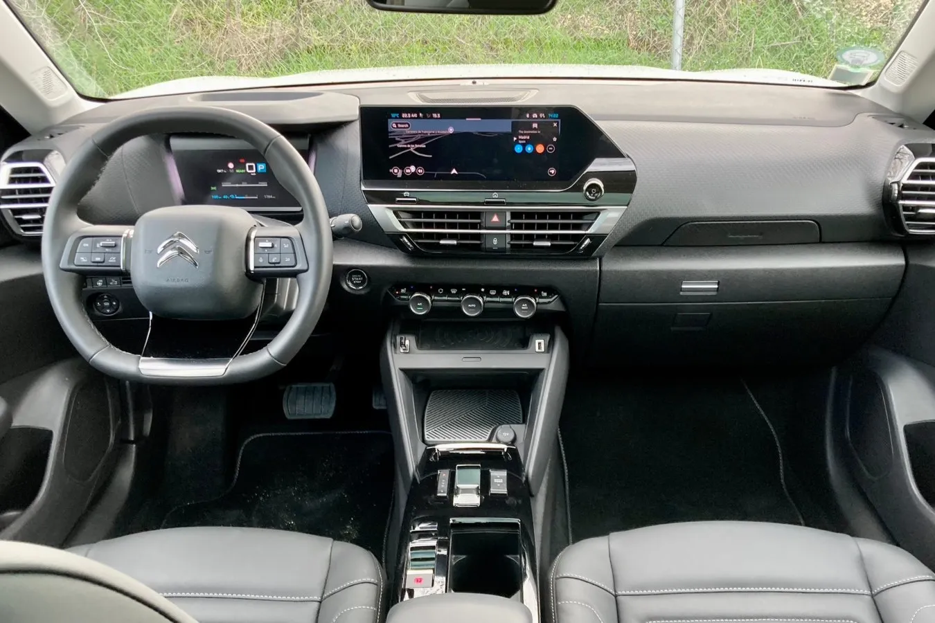 5,5-Zoll-Digitalinstrumente und 10-Zoll-Touchscreen sind Serie, auch das Cockpit teilt sich der e-C4 X mit dem e-C4.