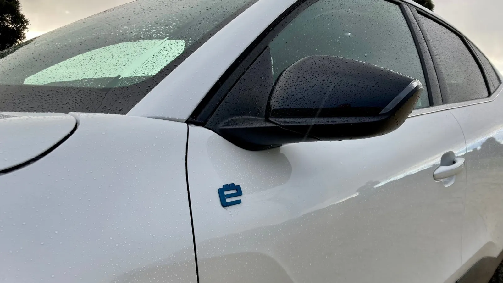 In den meisten Ländern Europas gibt es den C4 X nur vollelektrisch. In Frankreich, Italien und Spanien bietet Citroen ihn auch als Benziner an.
