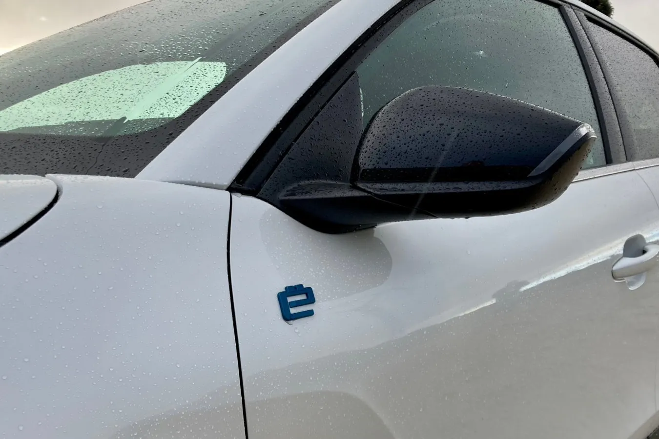In den meisten Ländern Europas gibt es den C4 X nur vollelektrisch. In Frankreich, Italien und Spanien bietet Citroen ihn auch als Benziner an.