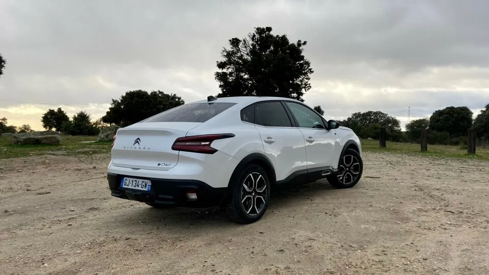 Mischung aus Stufenheck, Schrägheck und SUV: der neue Citroen e-C4 X.
