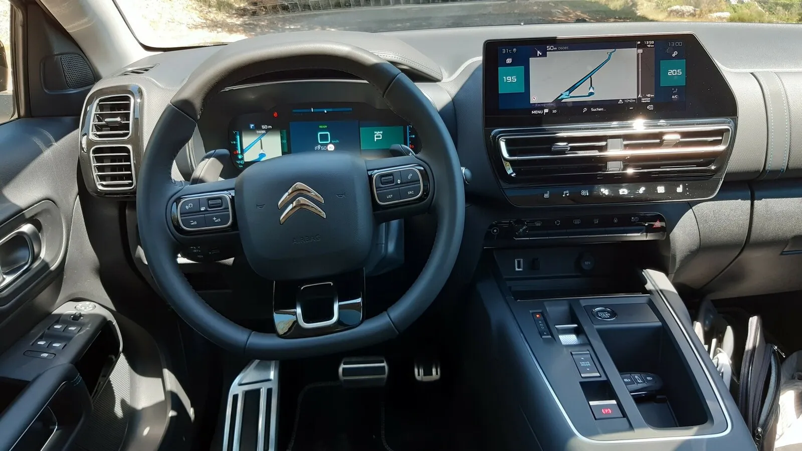 Jetzt 10 Zoll großer Touchscreen und winziger Automatik-Kippschalter in der neu gestalteten Mittelkonsole des Kompakt-SUVs von Citroen.
