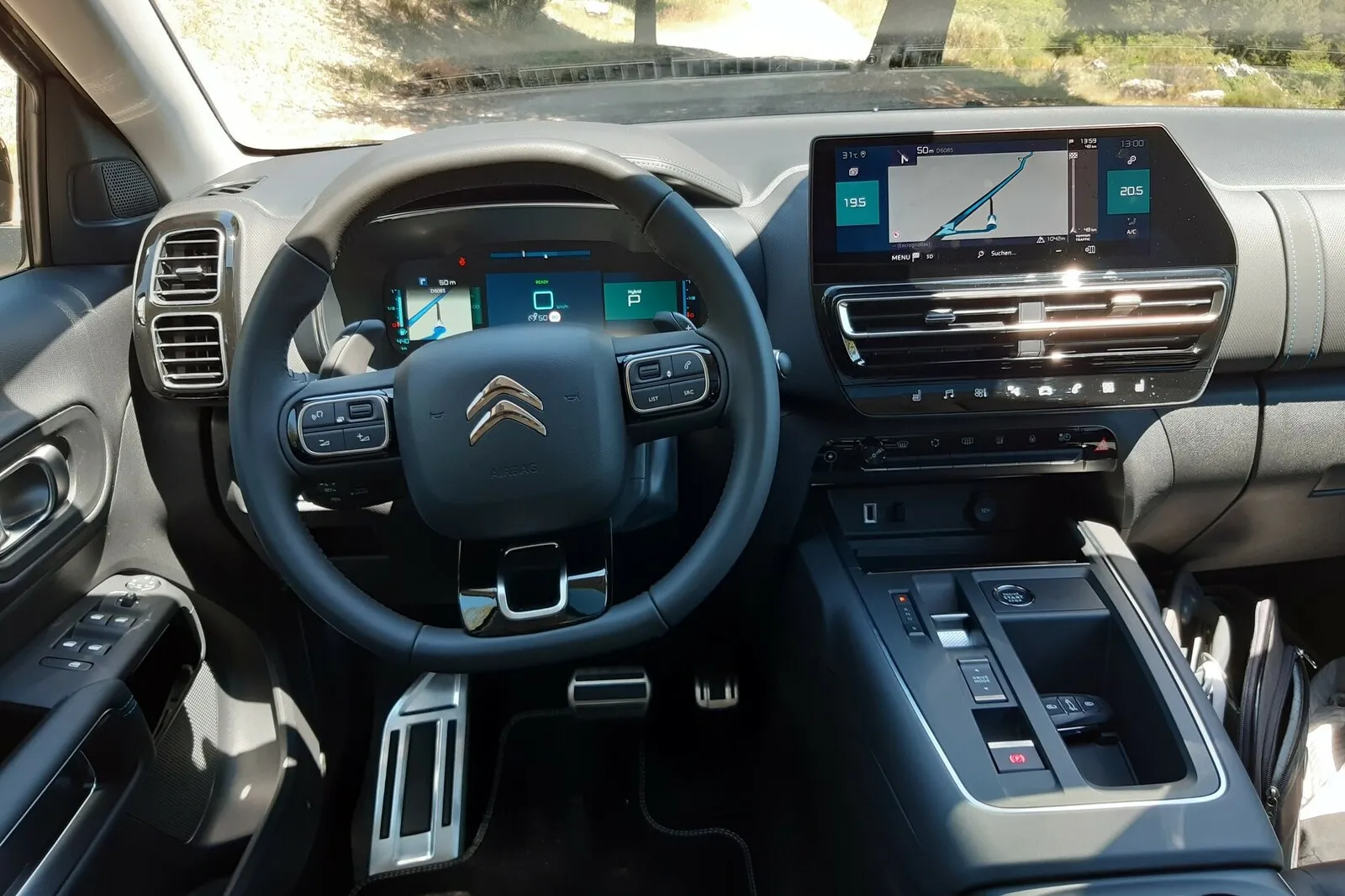 Jetzt 10 Zoll großer Touchscreen und winziger Automatik-Kippschalter in der neu gestalteten Mittelkonsole des Kompakt-SUVs von Citroen.
