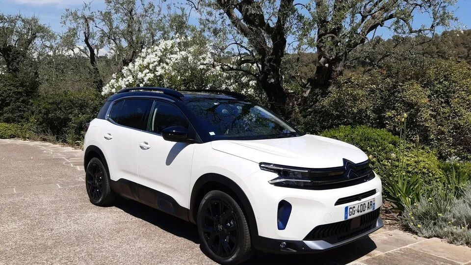 Kantiger als bisher und mit optisch verlängertem schwarzen Kühlergrill tritt der Citroen C5 Aircross nach der Modellpflege an.