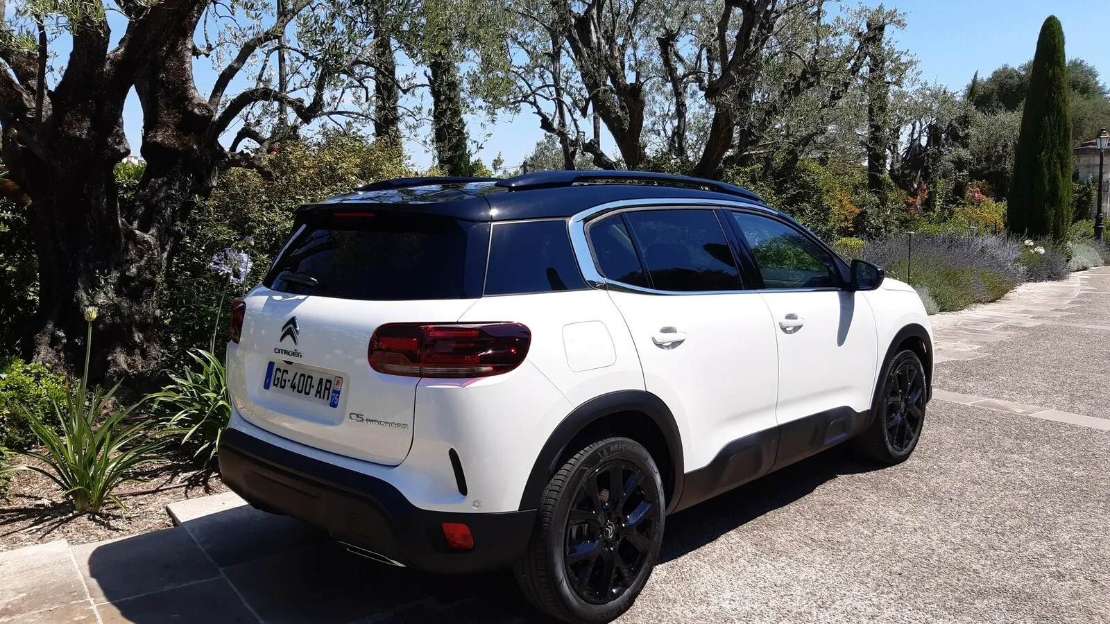 Der Citroen C5 Aircross in aufpreispflichtiger Bi-Ton-Lackierung mit schwarzem Dach.