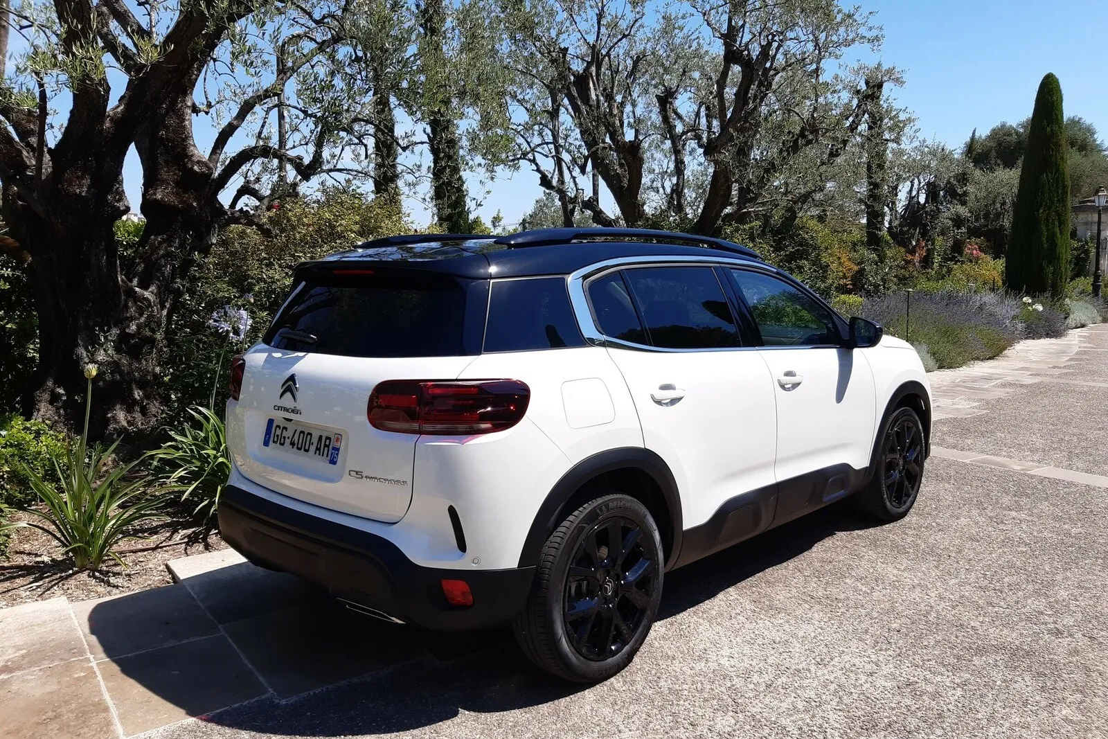 Der Citroen C5 Aircross in aufpreispflichtiger Bi-Ton-Lackierung mit schwarzem Dach.