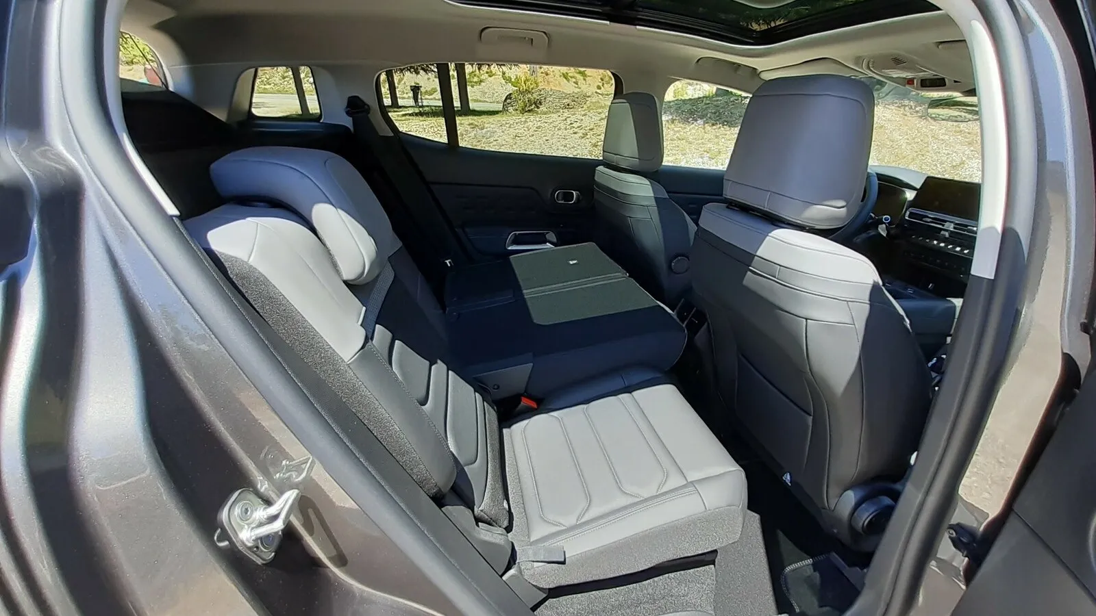 Die drei individuell verschieb-, klapp- und leicht absenkbaren Sitze im Fond des Citroen C5 Aircross haben die gleiche Breite.