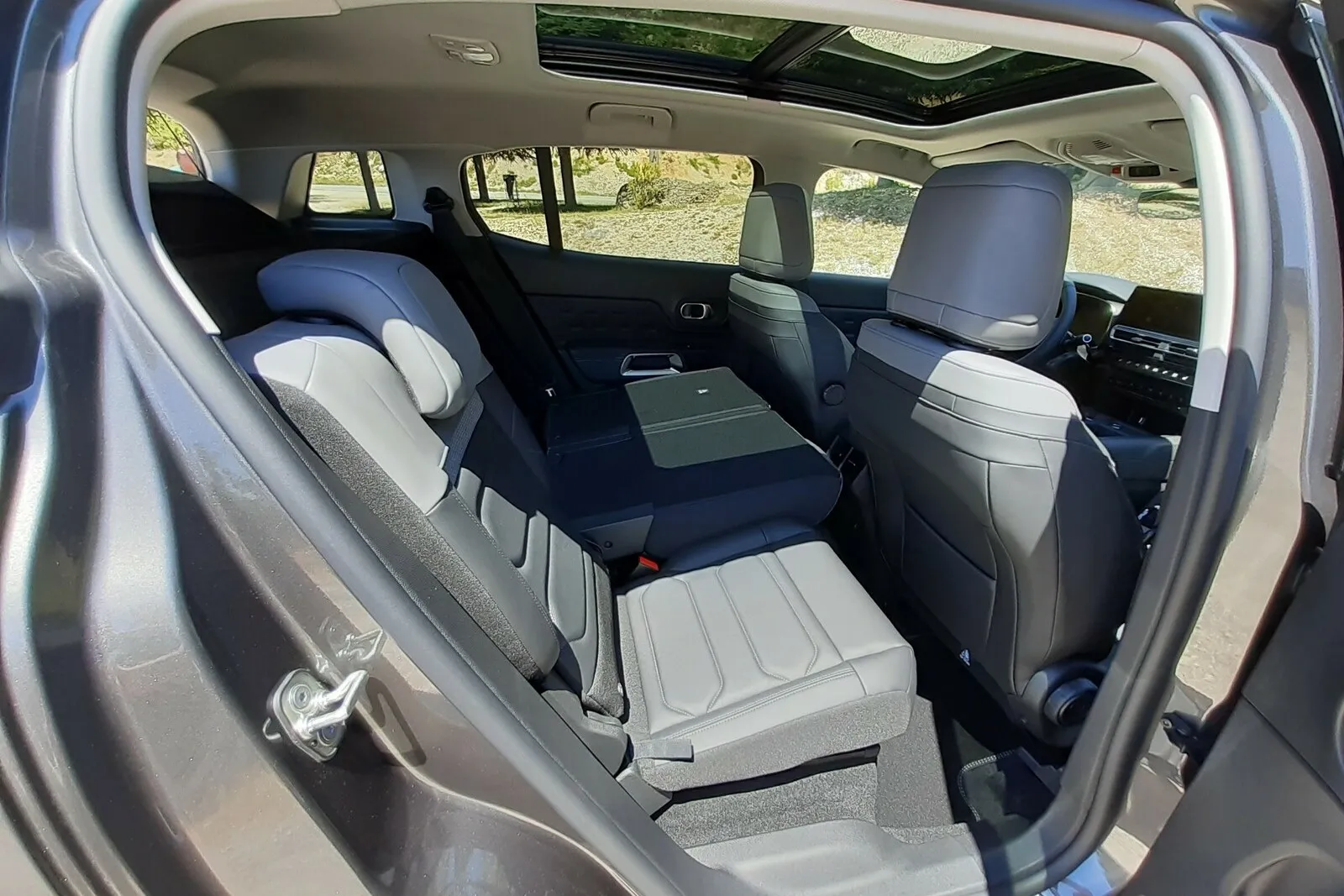 Die drei individuell verschieb-, klapp- und leicht absenkbaren Sitze im Fond des Citroen C5 Aircross haben die gleiche Breite.