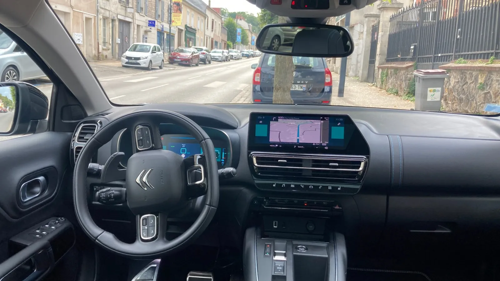 Zum Fahrkomfort des Citroen-SUVs tragen auch etliche elektronische Helfer bei. Die Bedienelemente wie der Touchscreen über der Mittelkonsole sind auf Anhieb verständlich und nutzerfreundlich.