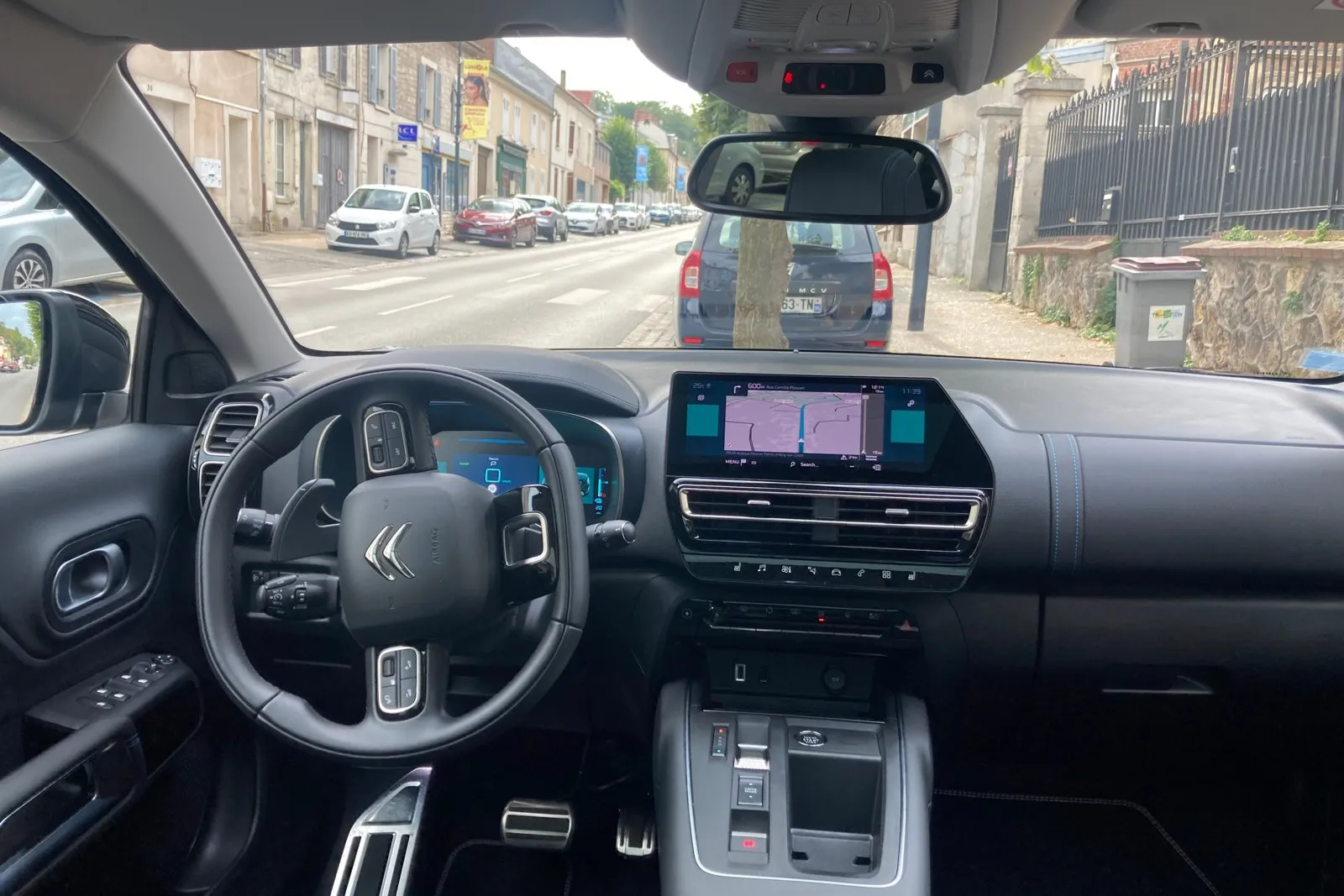 Zum Fahrkomfort des Citroen-SUVs tragen auch etliche elektronische Helfer bei. Die Bedienelemente wie der Touchscreen über der Mittelkonsole sind auf Anhieb verständlich und nutzerfreundlich.