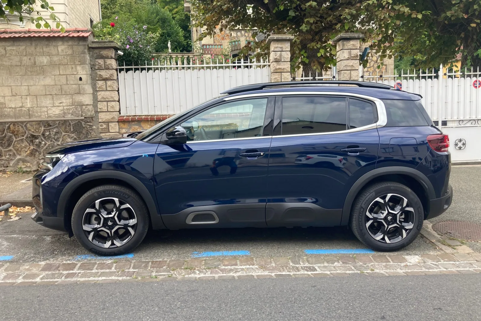 Nach dem Facelift im letzten Jahr spendiert Citroen dem C5 Aircross jetzt mit einem Mildhybrid und einem Einstiegs-PHEV auch ein Upgrade unter der Haube.