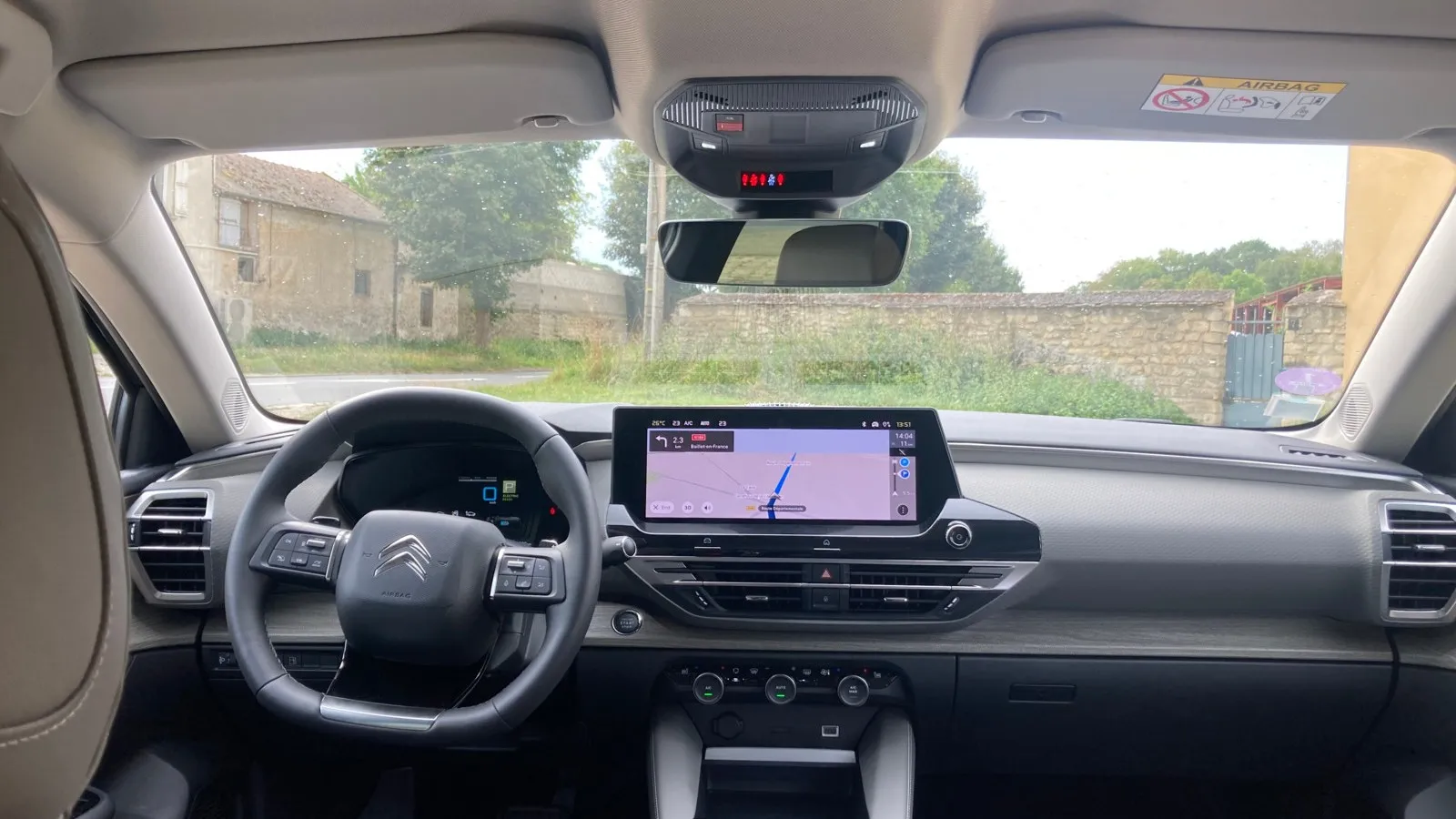 Das Cockpit ist serienmäßig gespickt mit modernster Technik und Assistenten. Zudem hat Citroen im C5 X eine komplett neue Infotainment-Schnittstelle eingeführt, die voll auf Konnektivität ausgerichtet – das zeigen der tabletartige 12-Zoll-HD-Touchscreen, vier USB-Typ-C-Anschlüsse und eine Smartphone-Induktionsladestation.