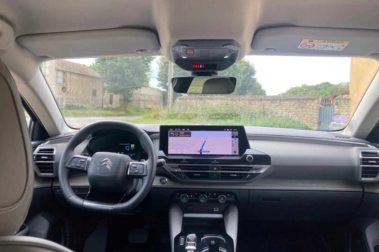 Das Cockpit ist serienmäßig gespickt mit modernster Technik und Assistenten. Zudem hat Citroen im C5 X eine komplett neue Infotainment-Schnittstelle eingeführt, die voll auf Konnektivität ausgerichtet – das zeigen der tabletartige 12-Zoll-HD-Touchscreen, vier USB-Typ-C-Anschlüsse und eine Smartphone-Induktionsladestation.