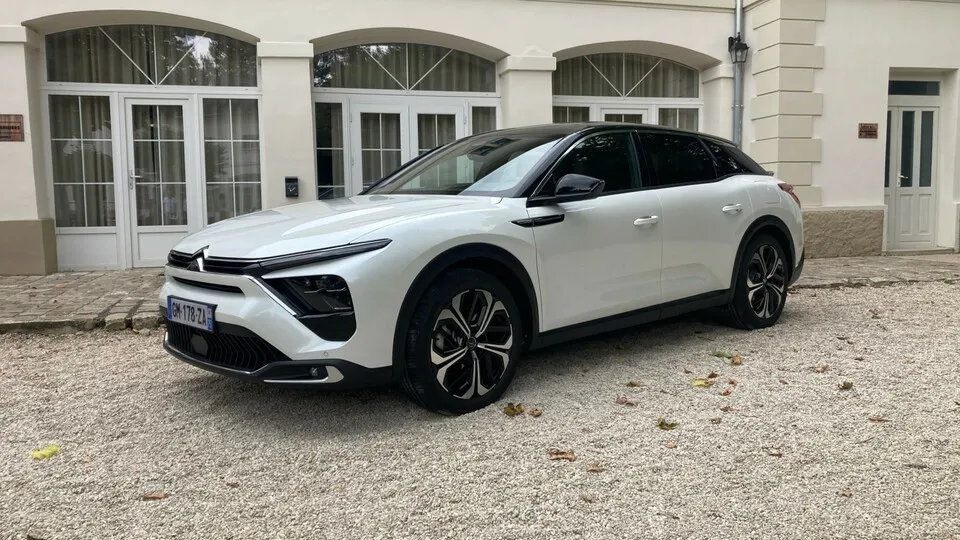 Die neue PHEV-Basisversion des C5 X soll Kunden den Einstieg in Citroens elektrifizierte Modellwelt erleichtern.