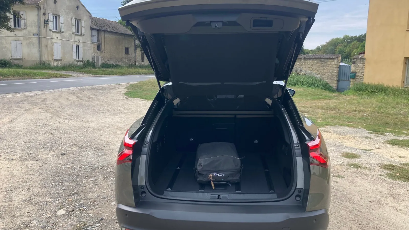 Auch der Kofferraum der C5-X-PHEV-Einstiegsversion punktet mit einer niedrigen Ladekante, flachem Boden, großer Heckklappe, einer breiten Öffnung und 485 Litern Ladevolumen.