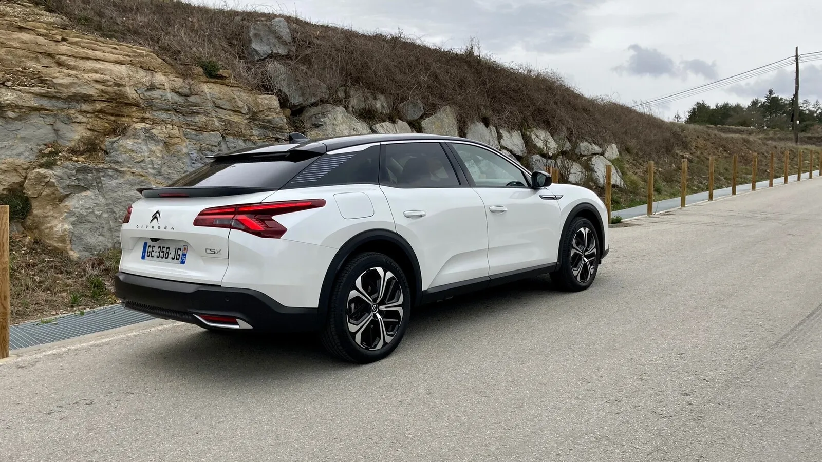 Flach abfallendes Heck, einen Wischer hinten gibt es für den Citroen C5 X auch gegen Aufpreis nicht.