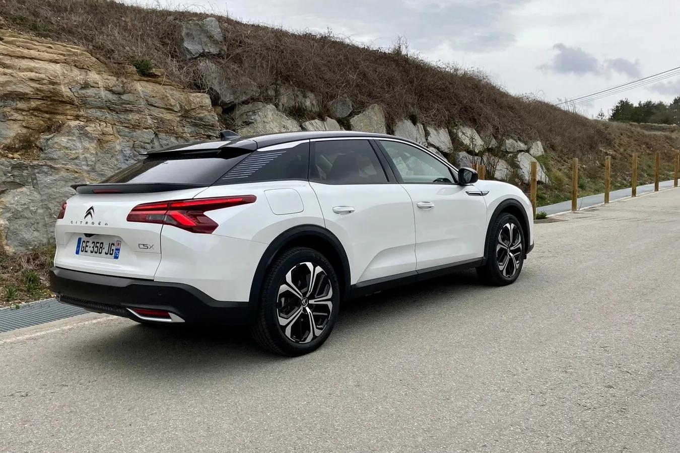 Flach abfallendes Heck, einen Wischer hinten gibt es für den Citroen C5 X auch gegen Aufpreis nicht.
