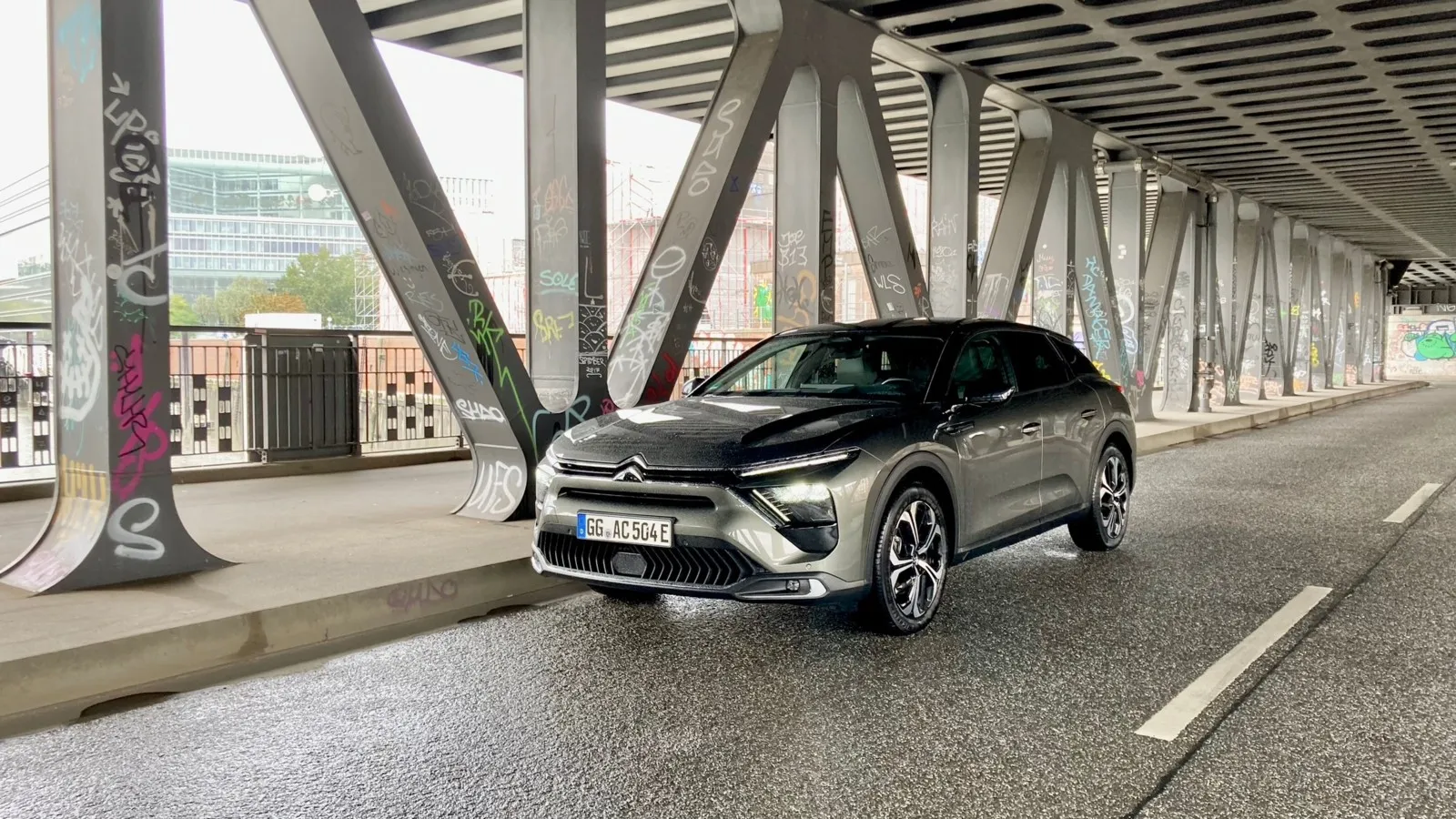 Doppelstock-Scheinwerfer sind bei Citroen mittlerweile markenprägend, so auch beim C5 X.