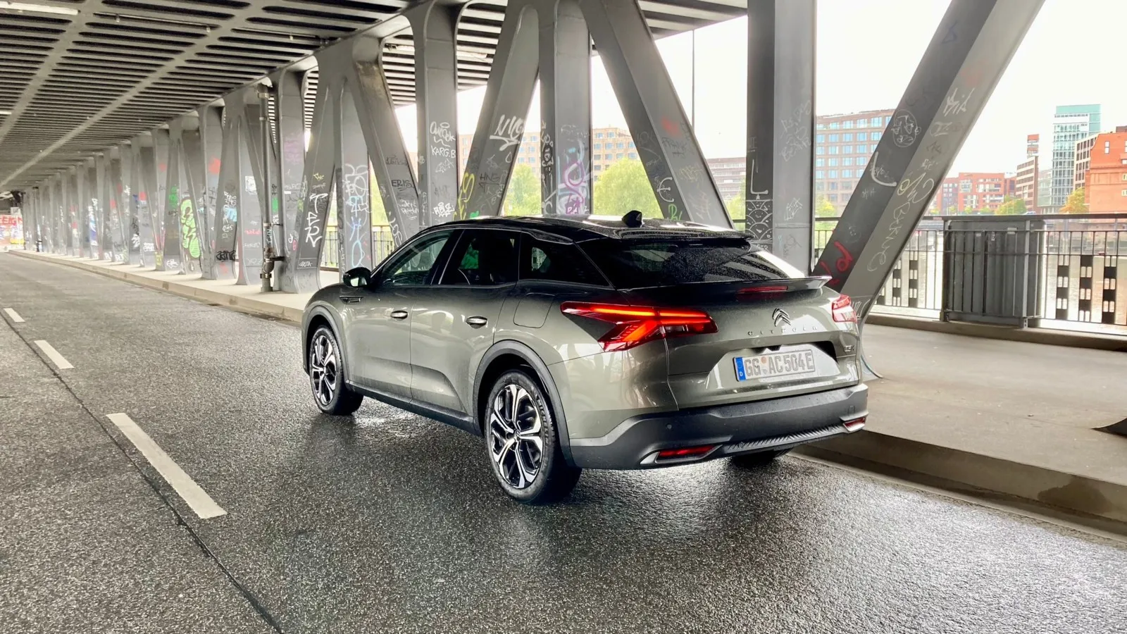 Großflächige Kunststoffverkleidungen unterstreichen den Crossover-Look des Citroen C5 X auch am Heck.
