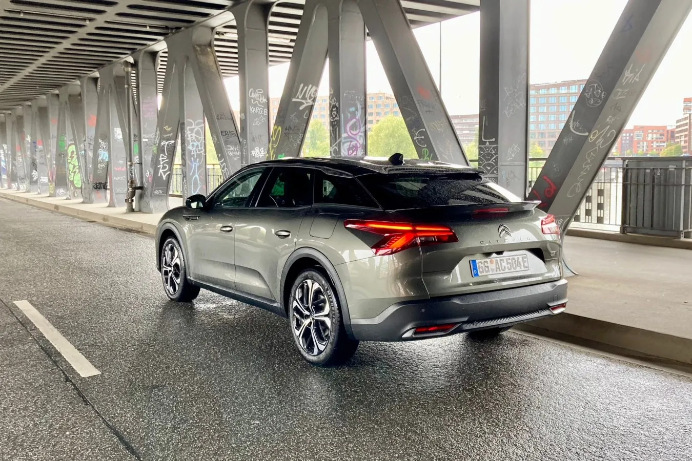 Großflächige Kunststoffverkleidungen unterstreichen den Crossover-Look des Citroen C5 X auch am Heck.