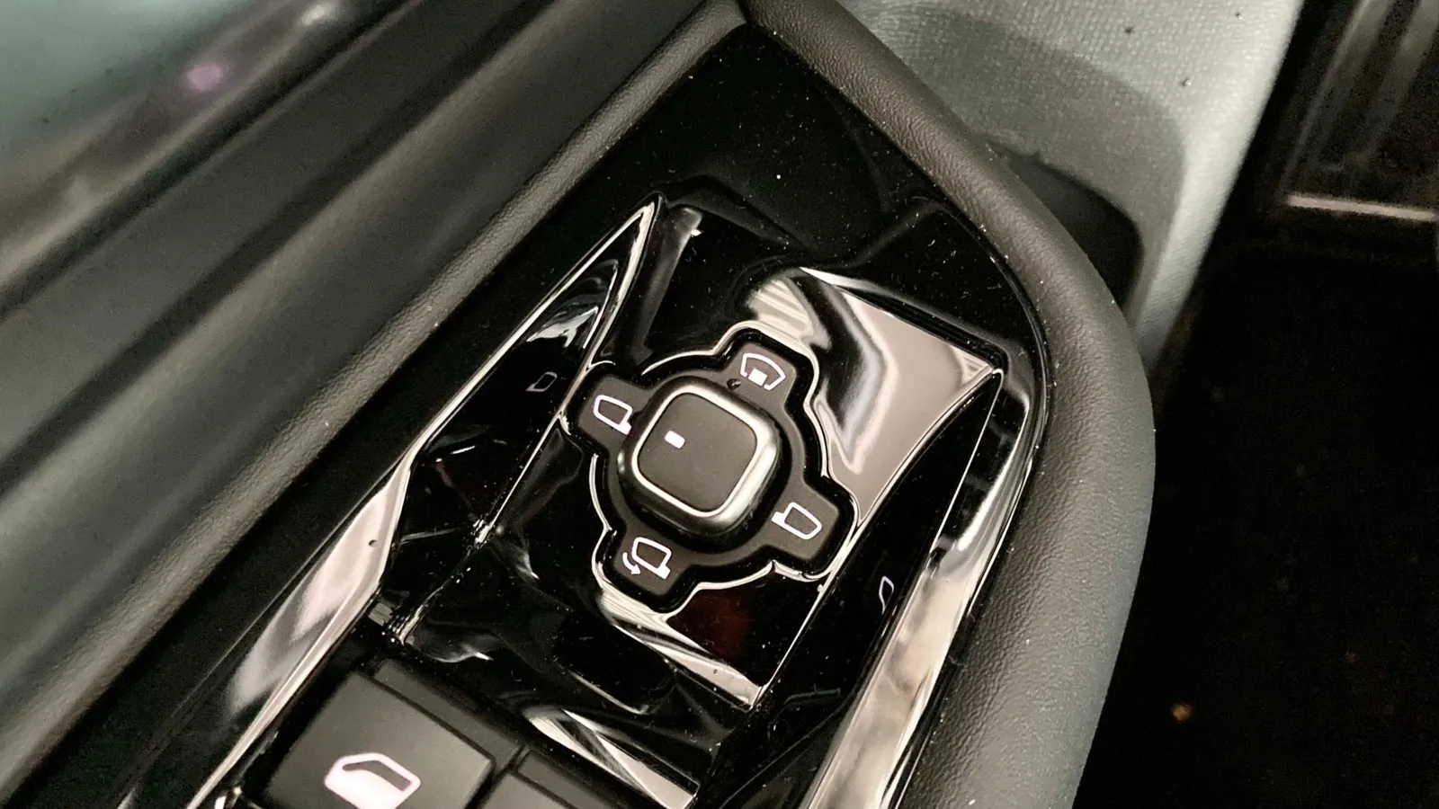 Das Head-up-Display des C5 X lässt sich ganz einfach in der Spiegel-Bedieneinheit verstellen.