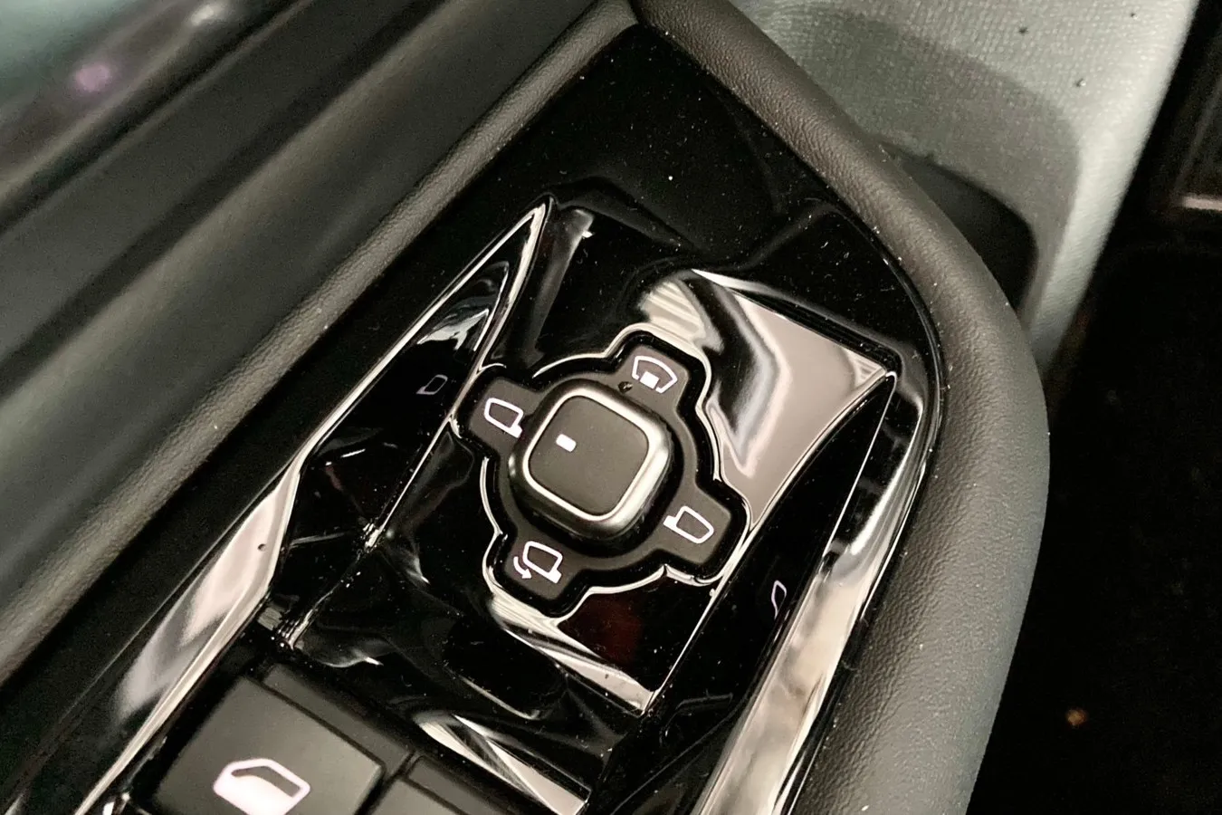 Das Head-up-Display des C5 X lässt sich ganz einfach in der Spiegel-Bedieneinheit verstellen.