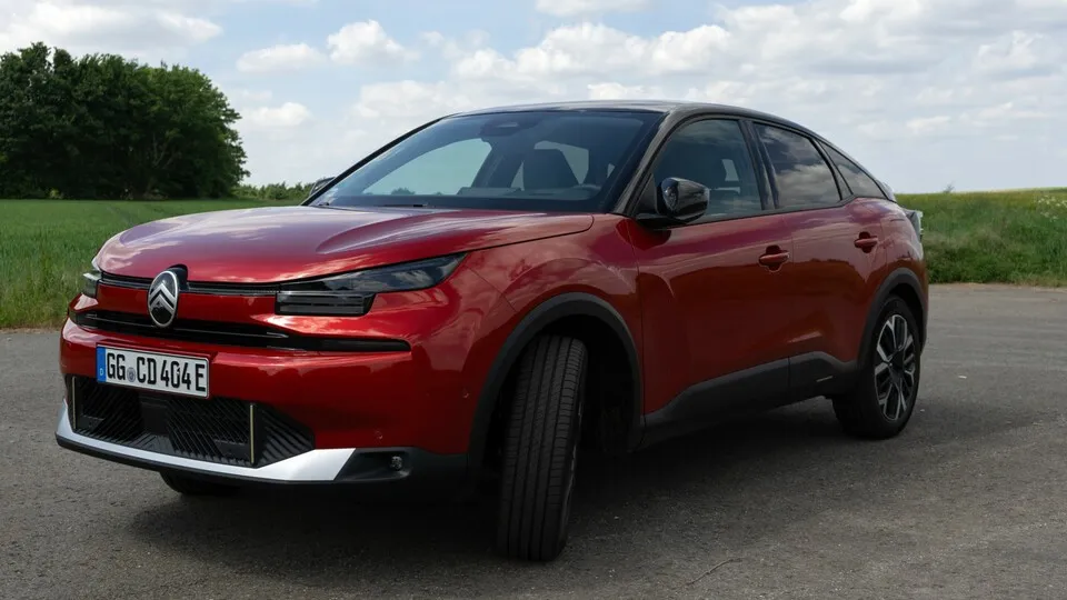 Der vollelektrische Citroën ë-C4 (2025) bleibt seiner coupéartigen Form treu – mit dezenten Änderungen am Design.