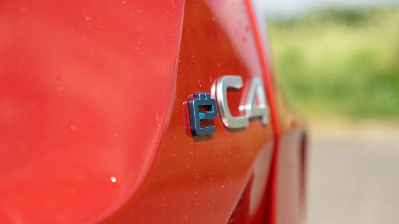 Ein dezenter Buchstabe vor dem Schriftzug „C4“ weist auf den Elektroantrieb hin.