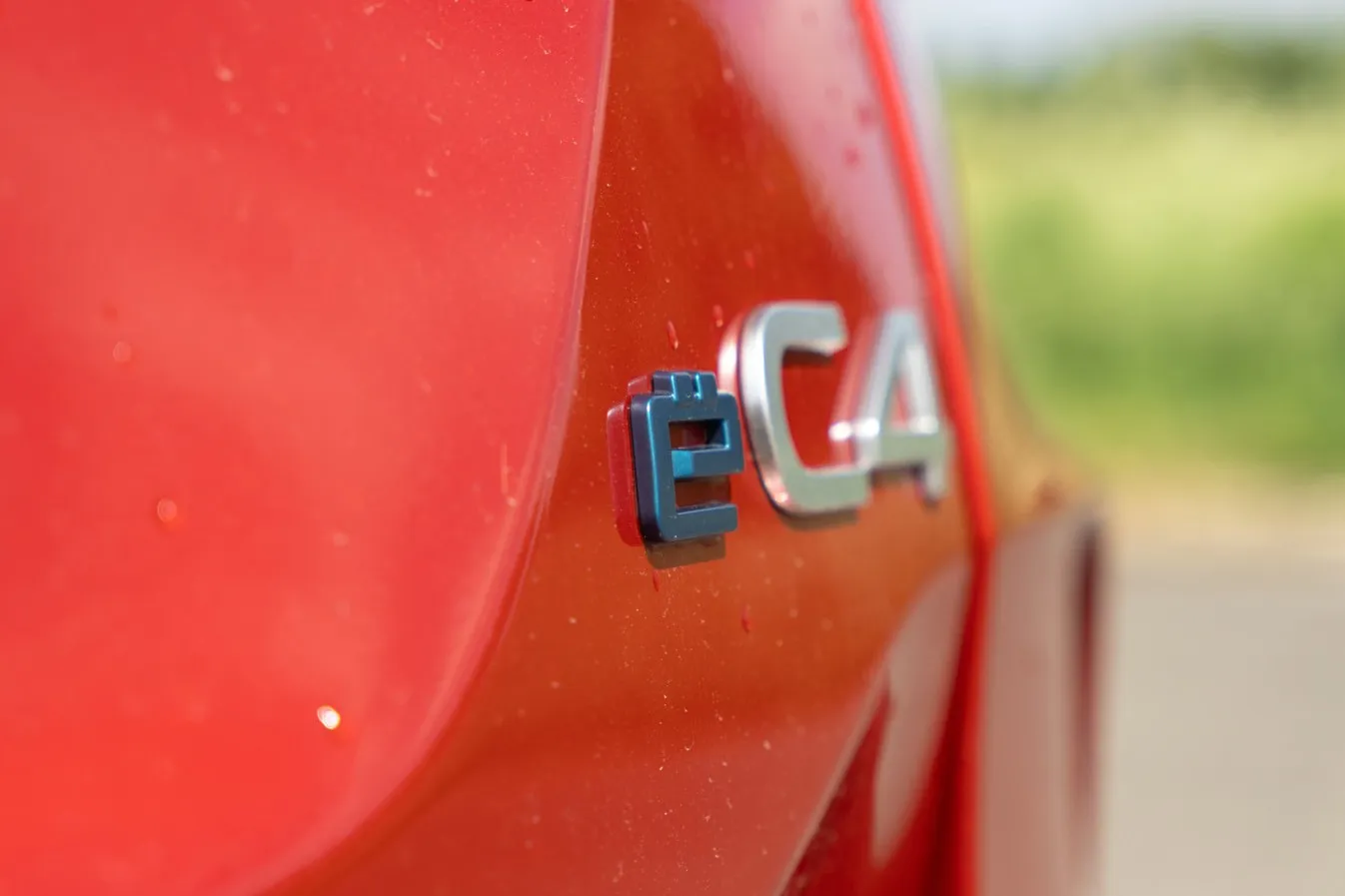 Ein dezenter Buchstabe vor dem Schriftzug „C4“ weist auf den Elektroantrieb hin.