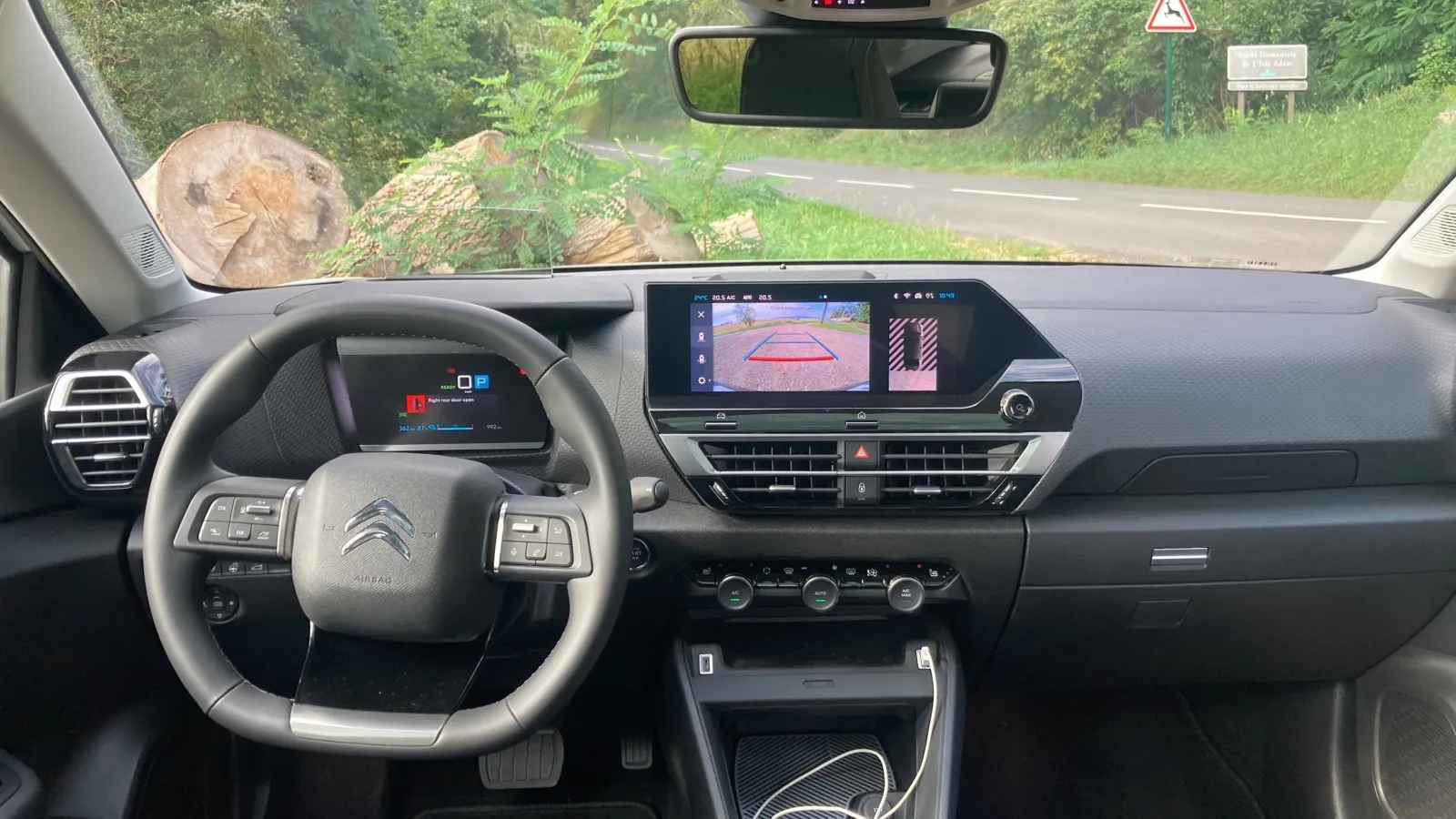 Insgesamt kann der Fahrer im e-C4 X aus drei Fahrmodi auswählen – Eco, Normal und Sport. Der Verbrauch bei der Testfahrt betrug 15,0 kWh pro 100 Kilometer.