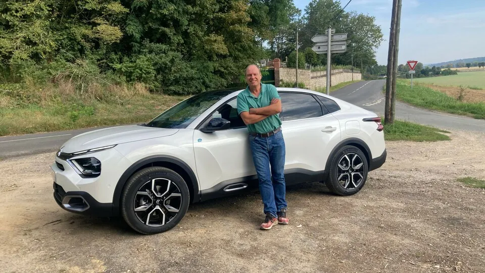 Citroen hat seinen beiden elektrischen Crossover-Geschwistern e-C4 und e-C4 X (im Bild mit Autor Michael Neher) ein Antriebsupdate spendiert. Die neuen Varianten können ab sofort geordert werden.