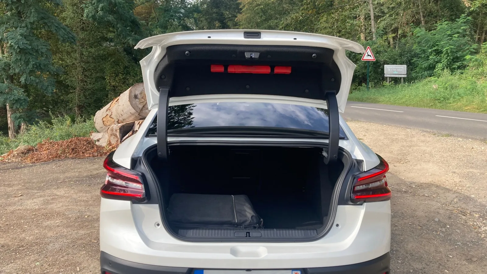 Die Gepäckraumkapazität des Citroen e-C4 X beträgt 510 bis 1.360 Liter und fällt üppig fürs Kompaktsegment aus. Auf eine große Heckklappe verzichtet Citroen hingegen und stattet die Stufenheck-Version des e-C4 lediglich mit einem typischen Stufenheck-Kofferraumdeckel aus.