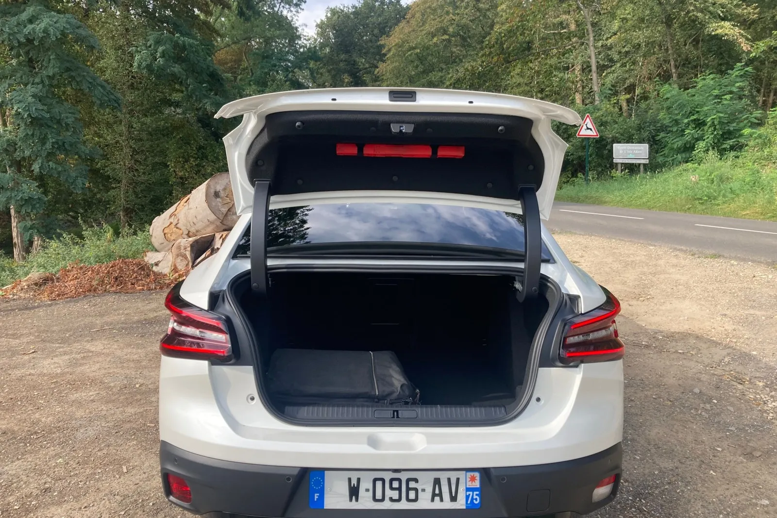 Die Gepäckraumkapazität des Citroen e-C4 X beträgt 510 bis 1.360 Liter und fällt üppig fürs Kompaktsegment aus. Auf eine große Heckklappe verzichtet Citroen hingegen und stattet die Stufenheck-Version des e-C4 lediglich mit einem typischen Stufenheck-Kofferraumdeckel aus.