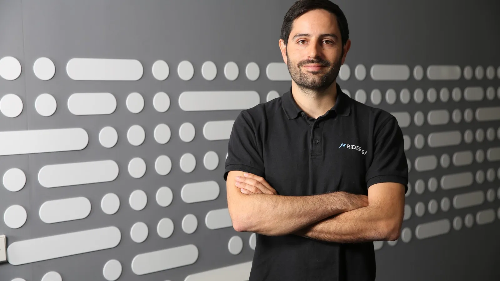 Claudio Geyken, CEO von Ridergy, entwickelt skalierbare Lösungen für Elektromobilität und Ladeinfrastruktur und bringt internationale Erfahrung aus den Bereichen Energie, Innovation und Unternehmensaufbau mit.
