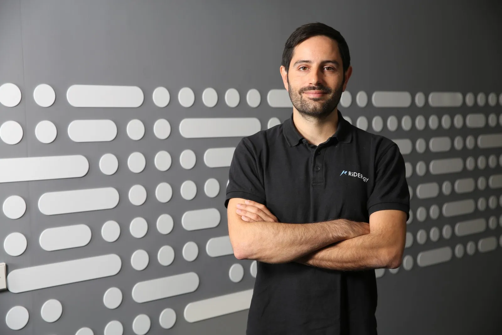 Claudio Geyken, CEO von Ridergy, entwickelt skalierbare Lösungen für Elektromobilität und Ladeinfrastruktur und bringt internationale Erfahrung aus den Bereichen Energie, Innovation und Unternehmensaufbau mit.