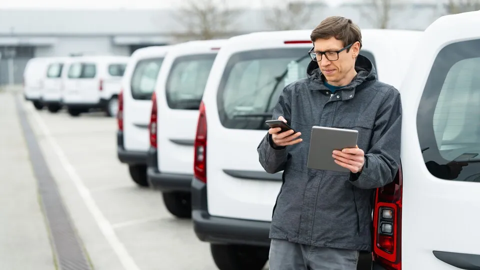 Corporate Carsharing kann Kosten senken und Mobilität flexibler machen. Entscheidend ist jedoch, wie gut das Modell zum Bedarf im Unternehmen passt.