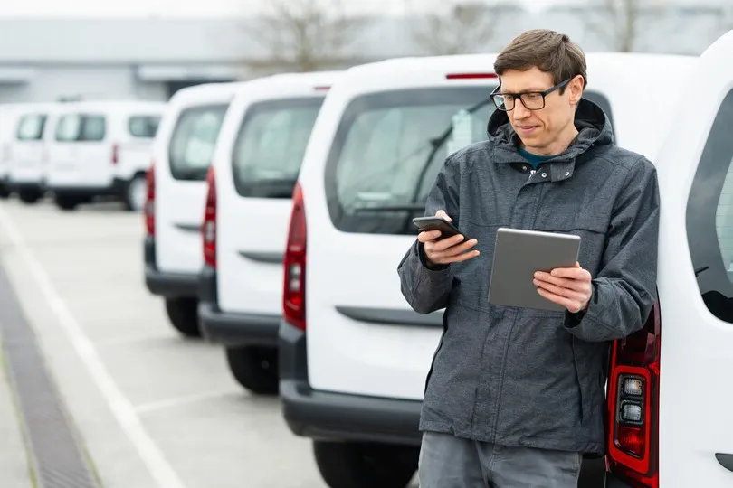 Corporate Carsharing kann Kosten senken und Mobilität flexibler machen. Entscheidend ist jedoch, wie gut das Modell zum Bedarf im Unternehmen passt.