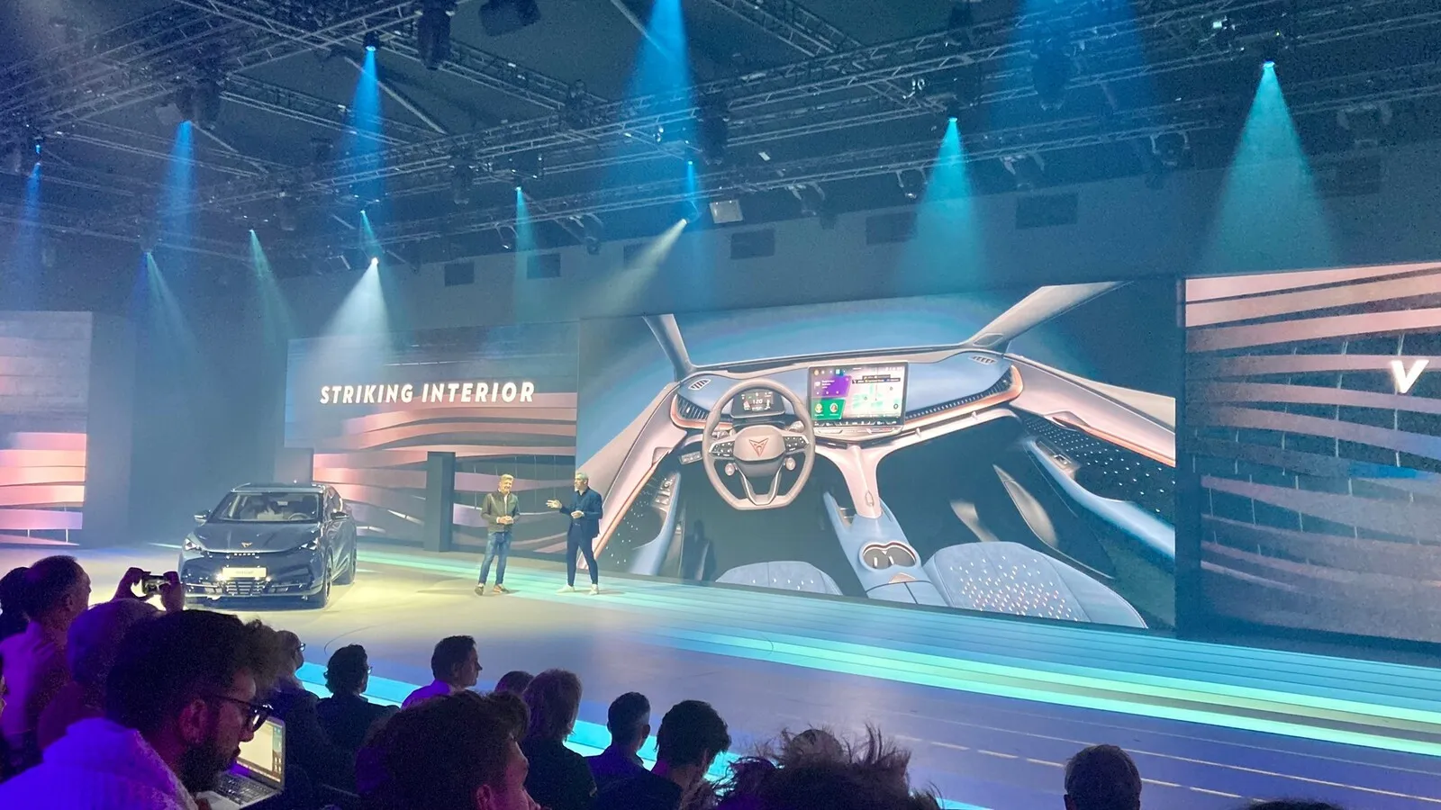 Das elektrische SUV-Coupé Tavascan (ab Ende 2024) soll unter anderem mit modernem Interieur bestechen.