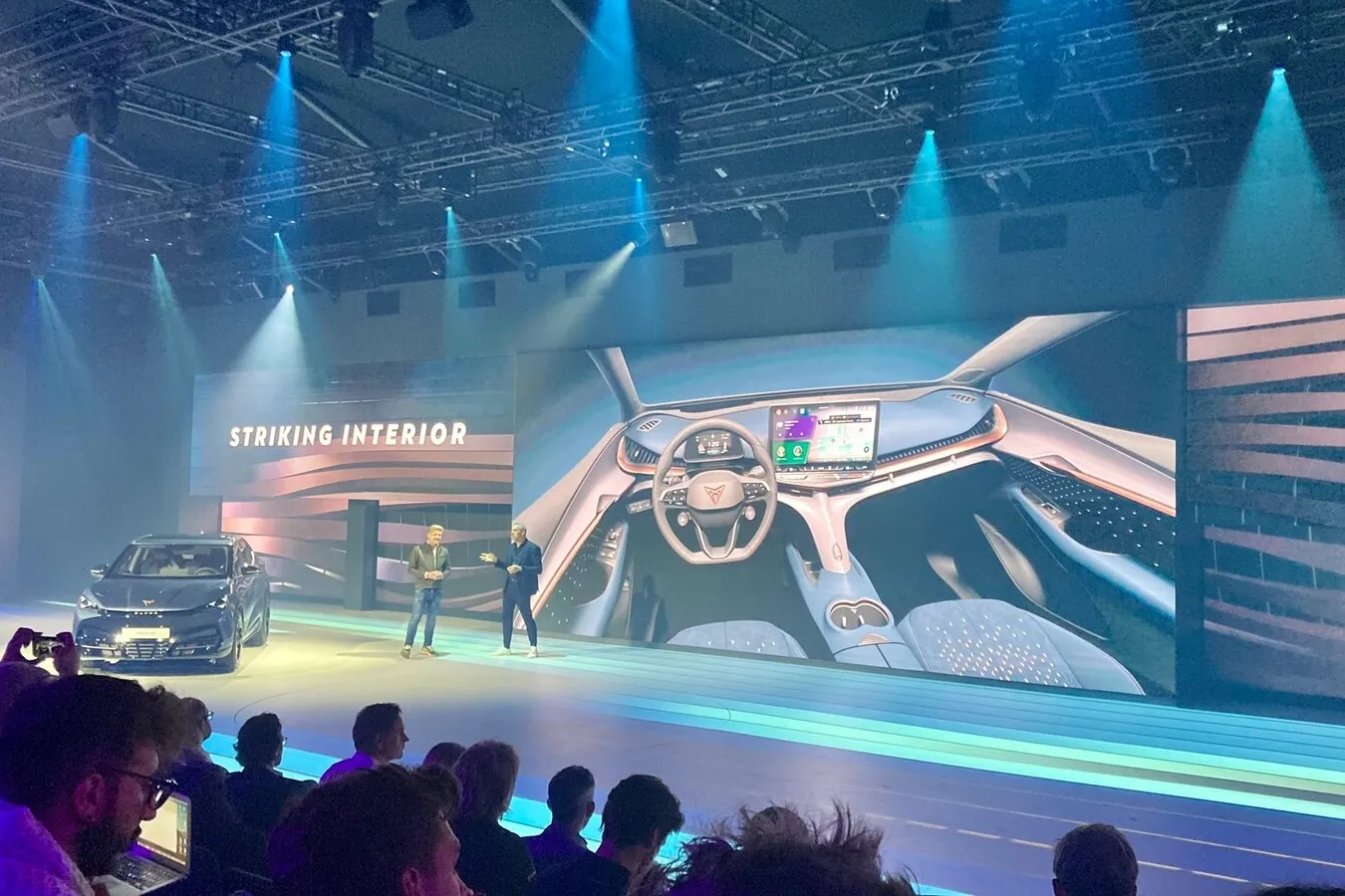 Das elektrische SUV-Coupé Tavascan (ab Ende 2024) soll unter anderem mit modernem Interieur bestechen.