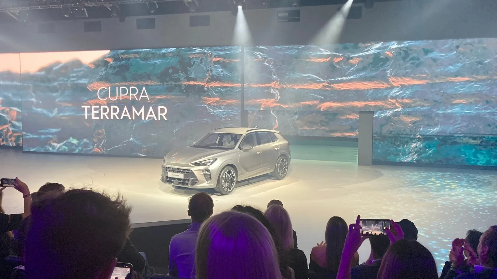 Der Cupra Terramar rollt 2024 auf die Straßen. Das Kompakt-SUV wird Cupras letzter Verbrenner und auch als Plug-in-Hybrid erhältlich sein.
