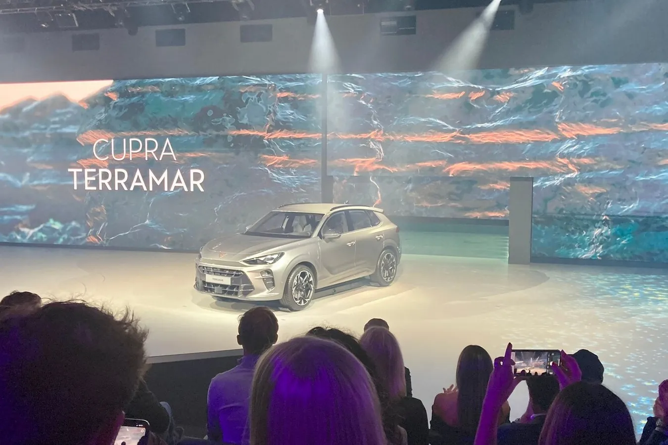 Der Cupra Terramar rollt 2024 auf die Straßen. Das Kompakt-SUV wird Cupras letzter Verbrenner und auch als Plug-in-Hybrid erhältlich sein.