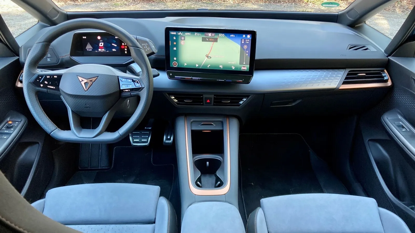 Auch das Cockpit ist ähnlich, geht aber an vielen Stellen eigene Wege – etwa mit umgestaltetem oberen Armaturenträger, neuer Mittelkonsole, kupferfarbenen Dekorelementen oder dem 12-Zoll-Monitor.