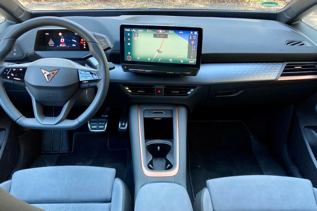 Auch das Cockpit ist ähnlich, geht aber an vielen Stellen eigene Wege – etwa mit umgestaltetem oberen Armaturenträger, neuer Mittelkonsole, kupferfarbenen Dekorelementen oder dem 12-Zoll-Monitor.