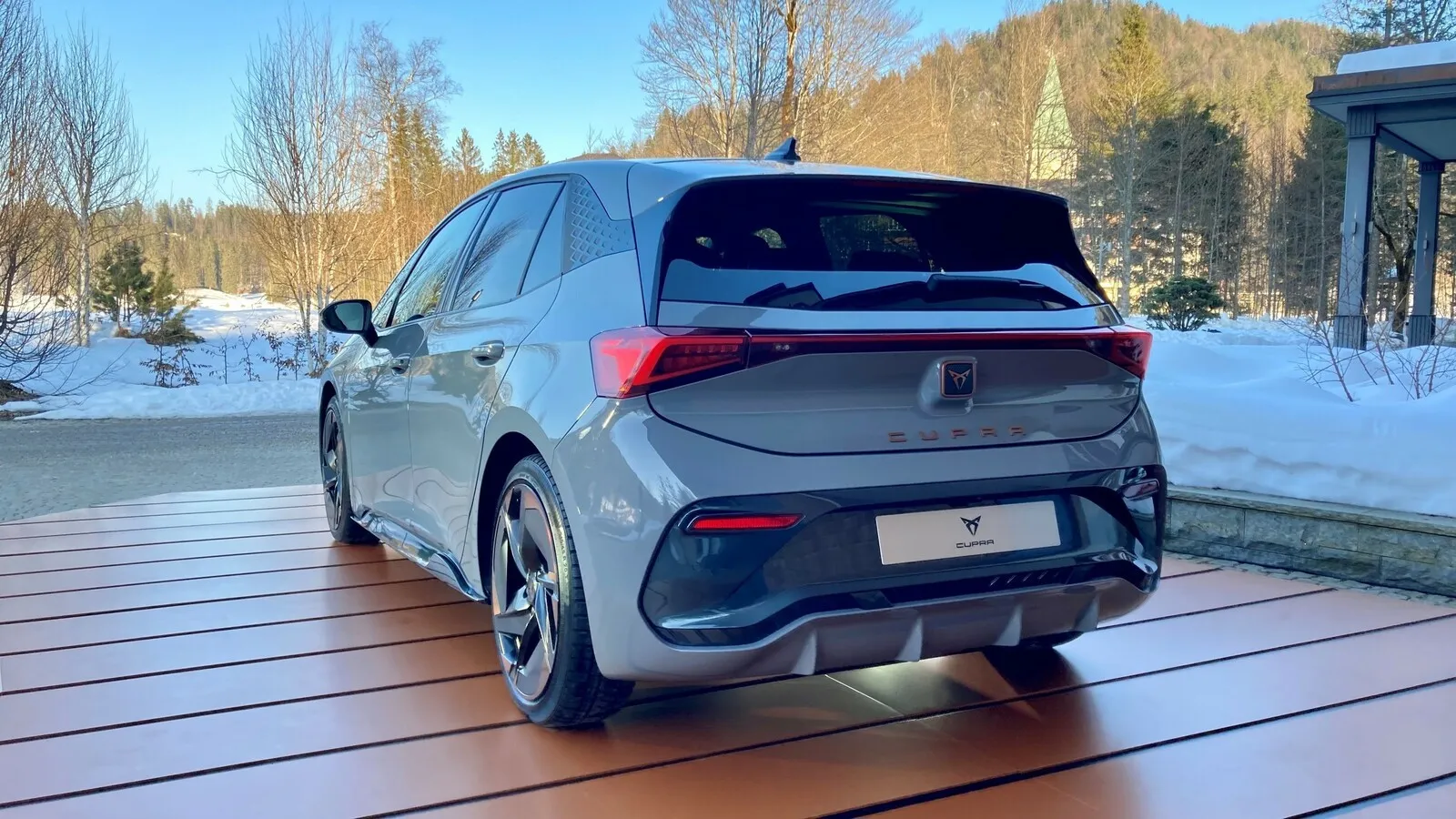 Auch am Born-Heck: das für neue Seat und Cupra typische durchgehende Leuchtenband.