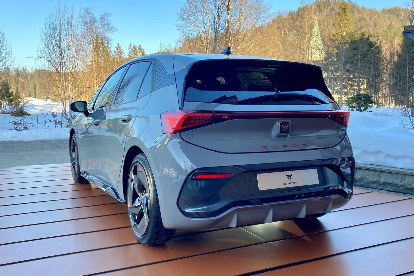 Auch am Born-Heck: das für neue Seat und Cupra typische durchgehende Leuchtenband.