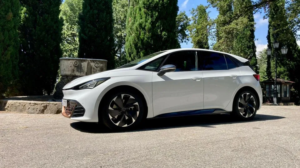 Der Born ist Cupras erstes vollelektrisches Auto, mit dem SUV-Coupé Tavascan folgt Anfang 2024 Nummer zwei.
