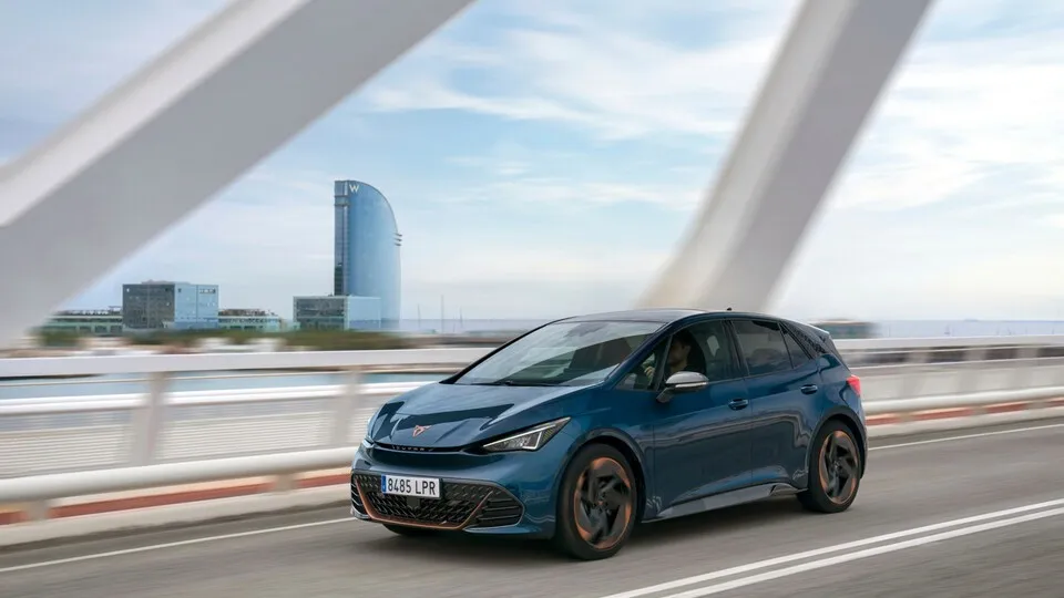 Kein elektrischer Kompakter ist in unserem Betriebskosten-Vergleich günstiger als er: Der Cupra Born mit 204 PS überzeugt mit niedrigen TCO.