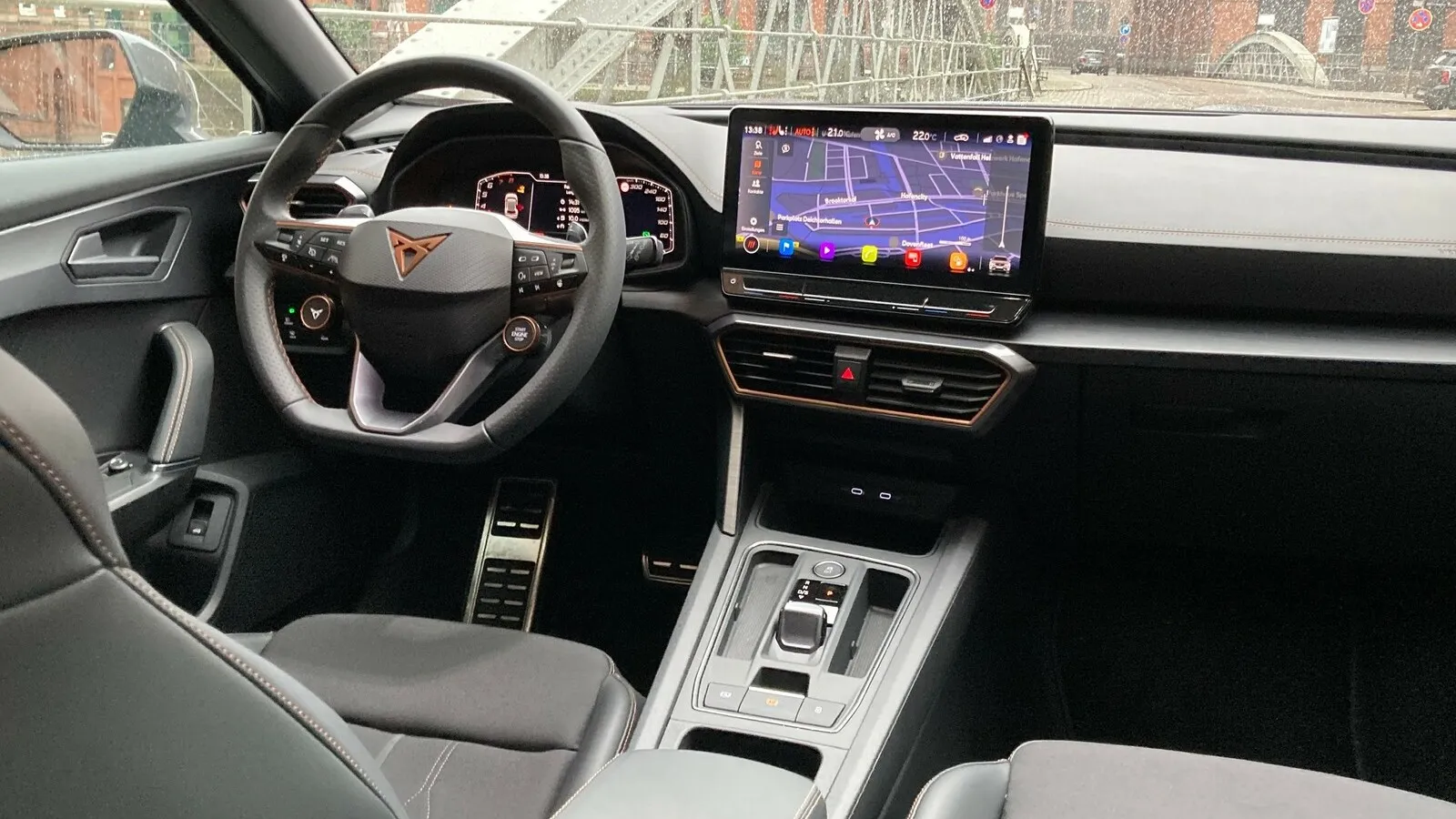 Zwölf-Zoll-Touchscreen in Verbindung mit dem Navi, ansonsten fast komplett digitale Bedienung.