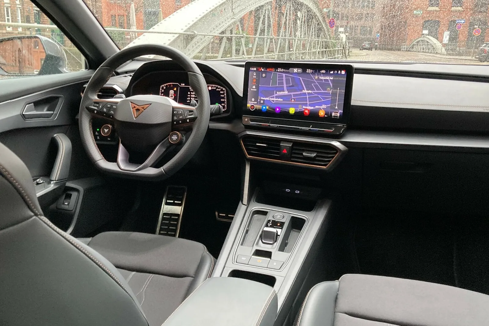 Zwölf-Zoll-Touchscreen in Verbindung mit dem Navi, ansonsten fast komplett digitale Bedienung.