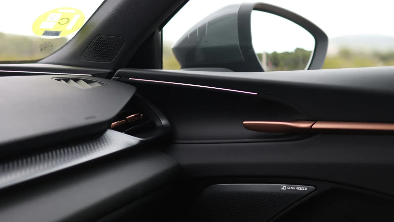 Die Designsprache des Cupra Terramar: Lichtelemente in den Türen, eine Lichtleiste über dem Armaturenbrett und bronzefarbene Designelemente.